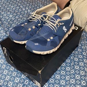 Women’s 8 on cloud running shoe